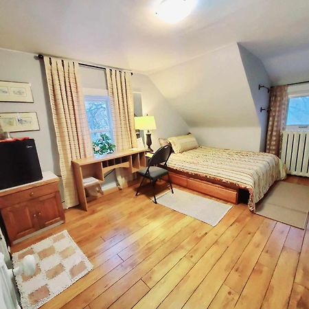 Merj'S Guest House In Wolesly 温尼伯 外观 照片